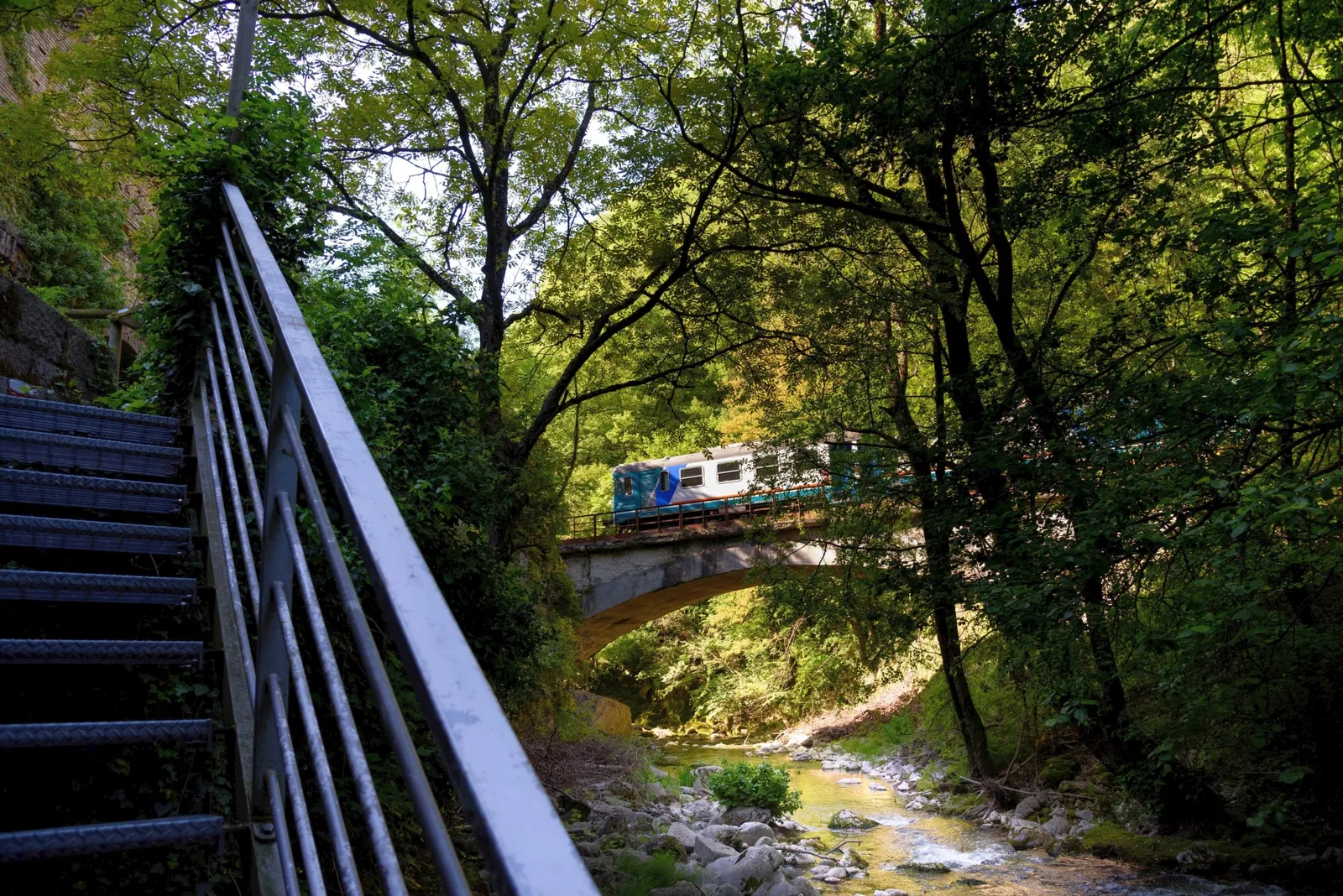 Capistrello_emissario_ferrovia